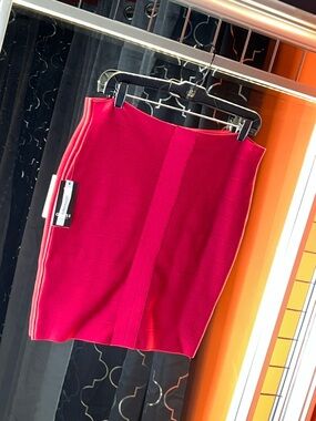 Iconic Guess Reversible Wine "Bondage" Hourglass Pencil Skirt 🍷🍇
